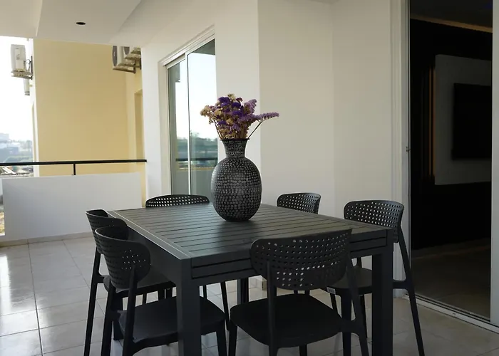 Mackenzie Boutique Apartment With Pool